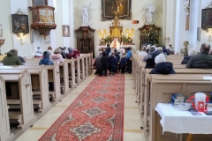 Děti kolem oltáře 1