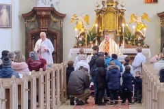 Děti kolem oltáře 2