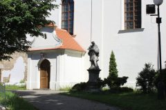 Nádvoří kostela