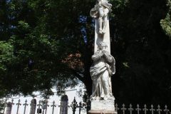 Kříž před kostelem