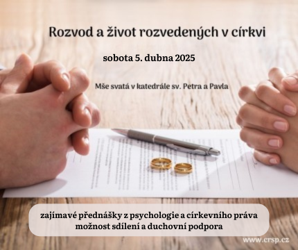 Sepjaté ruce kolem papíru, pera a snubních prstýnků