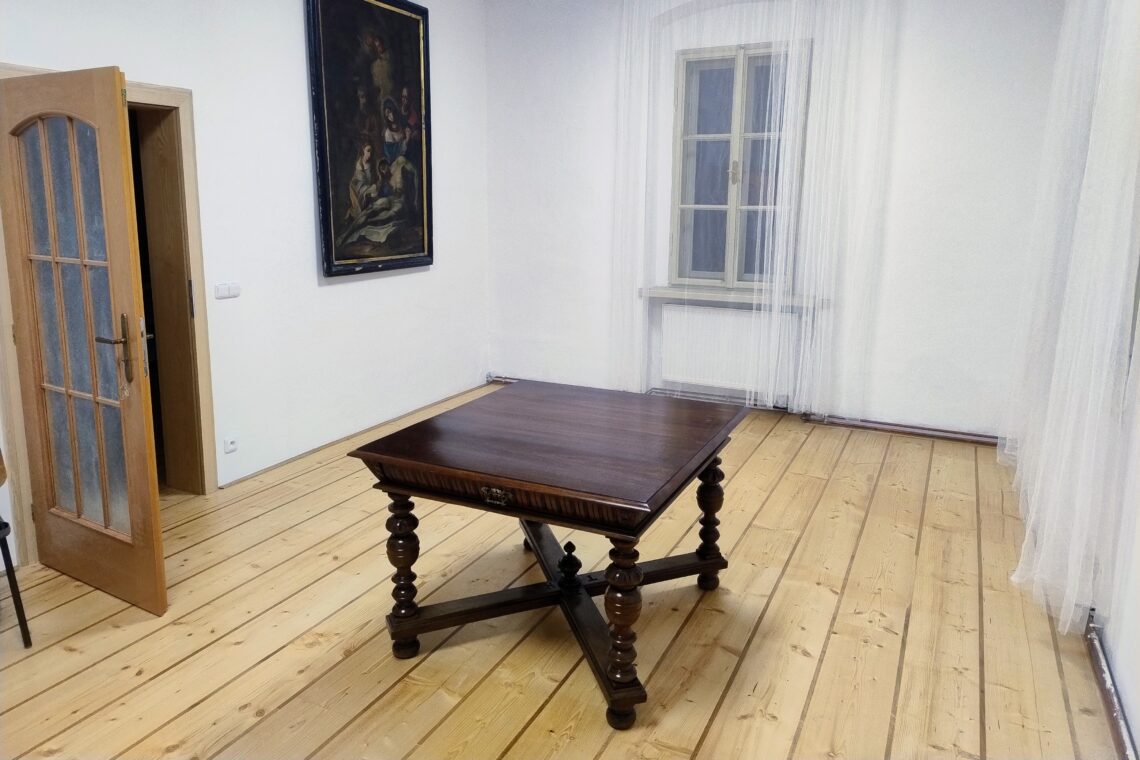 Příprava nové podlahy nad farním sálem