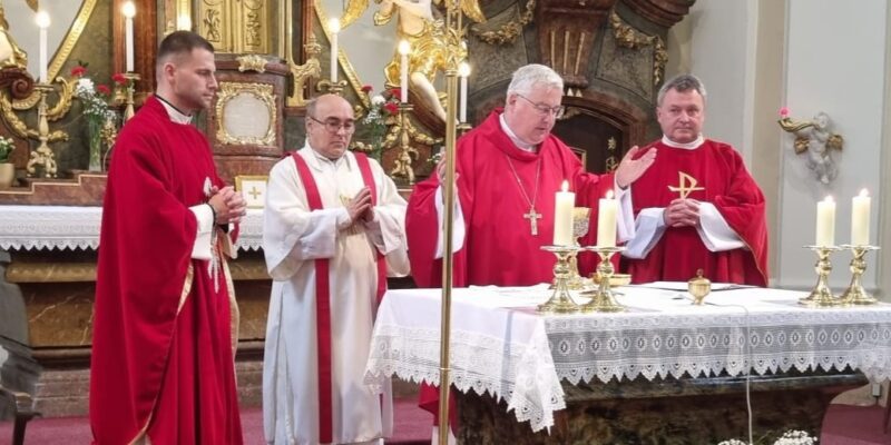 O. biskup celebruje mši