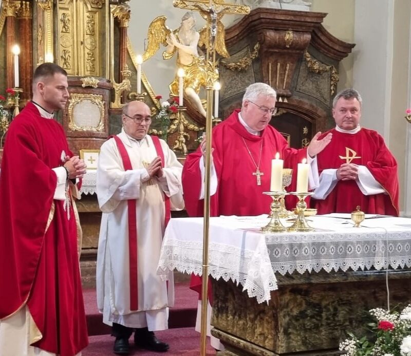 O. biskup celebruje mši