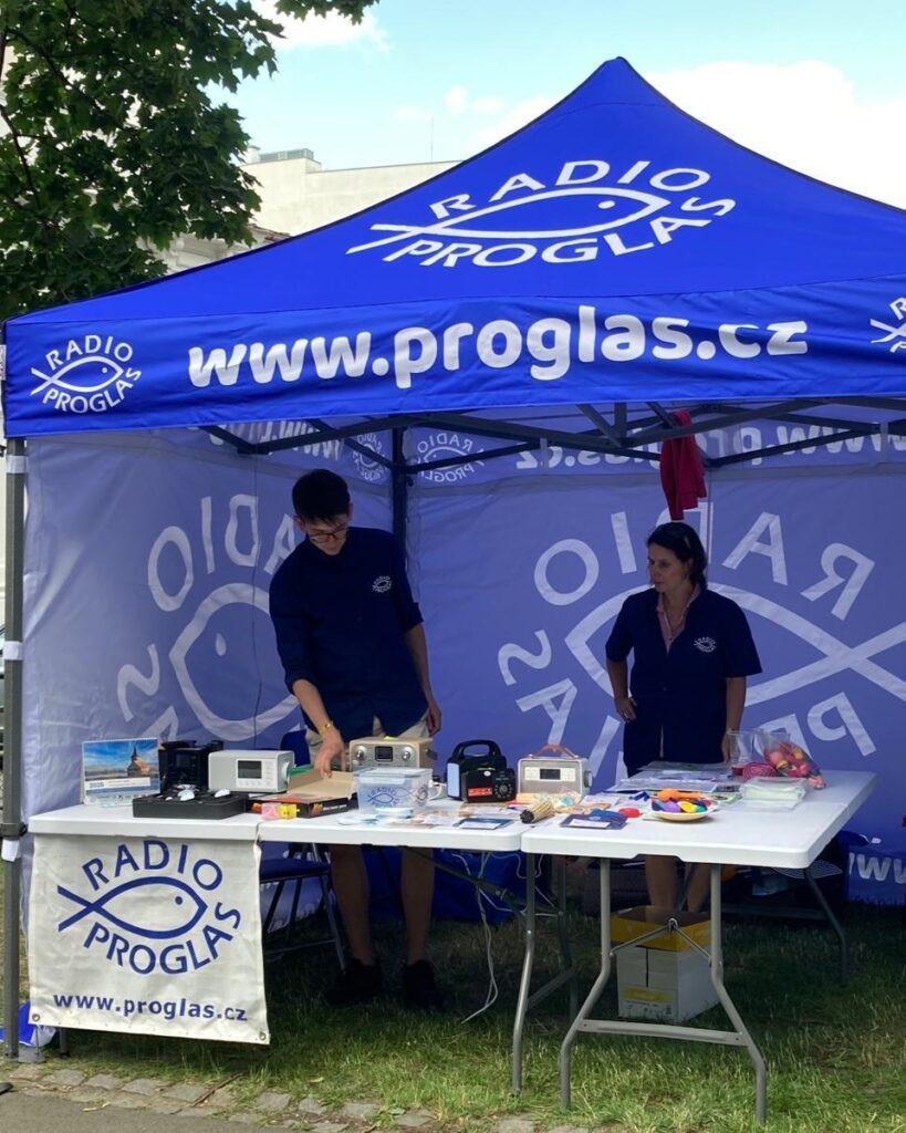 Fotografie - stánek Radia Proglas